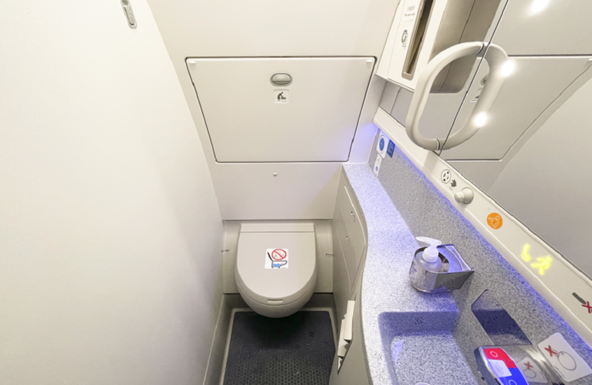 "الوباء الصامت" على متن الطائرات.. دراسة تحذر من خطر عالمي!