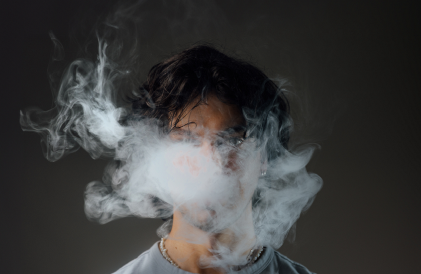 نتائج مقلقة.. أضرار صحية مدمّرة للتدخين الإلكتروني بين الشباب
