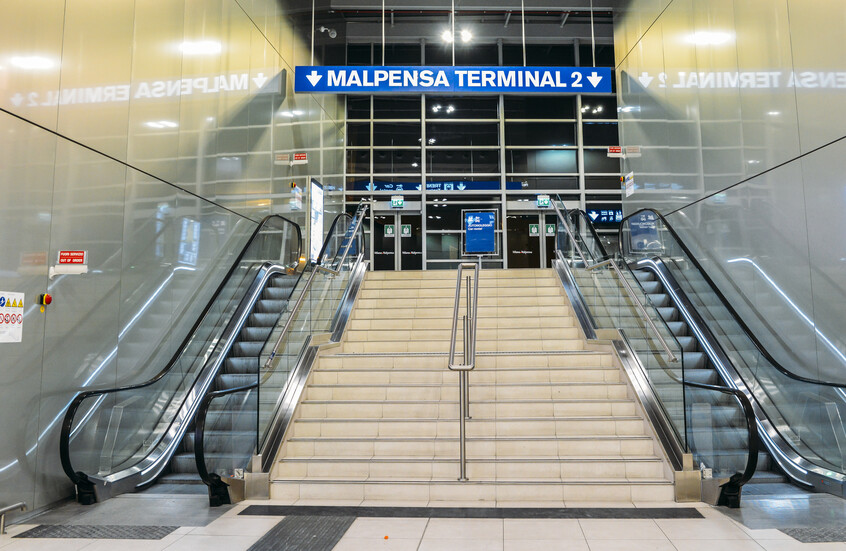 رعب في مطار بميلانو.. حريق وفوضى بعد هجوم غريب من مقيم مالي (فيديو)