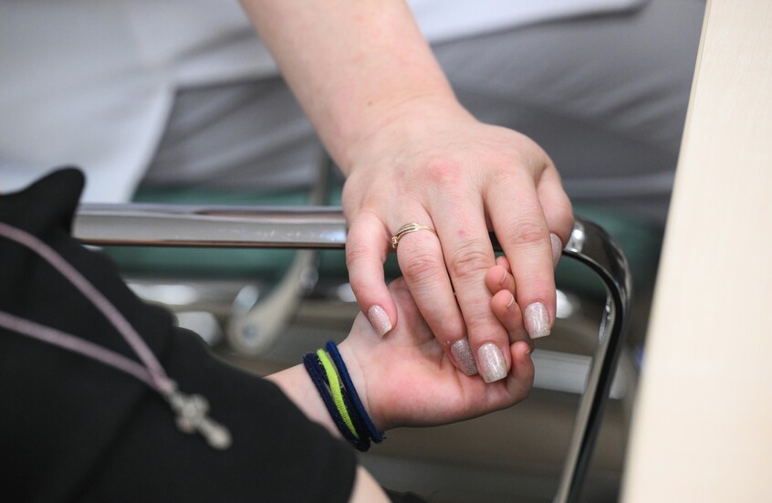 روسيا تسلم 3 أطفال وبالغا من ذوي الإعاقة إلى أوكرانيا بوساطة قطرية