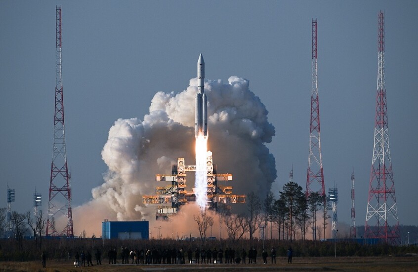 روسيا تطلق صاروخ "أنغارا" مع أقمار عسكرية إلى الفضاء