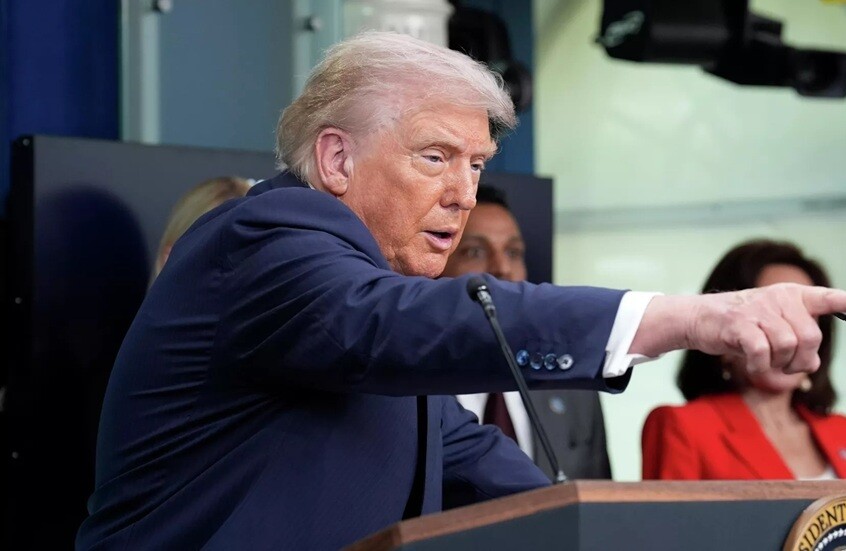 ترامب ينشر صورة من لقائه مع بوتين وأخرى للقاء نيكسون وخروشوف