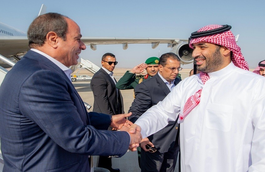 بن سلمان يقود سيارته برفقة السيسي (فيديو)