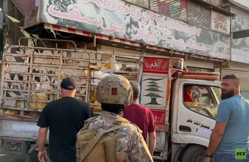 عدسة RT توثق نقل السلاح من مخيم "برج البراجنة" في بيروت إلى الجيش اللبناني (فيديو)