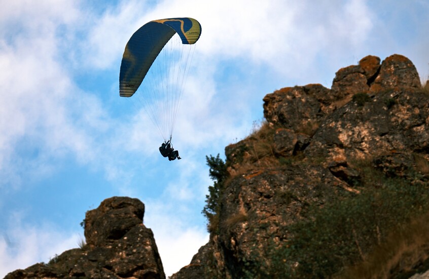 الكشف عن حقيقة فيديو اللحظات الأخيرة لسقوط المظلي اللبناني عمر سنجر