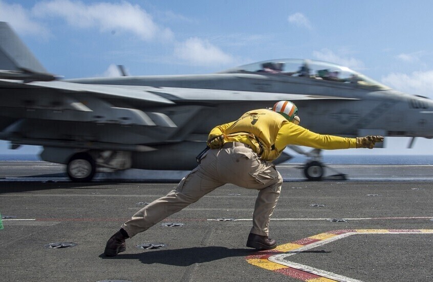 انفجار مقاتلة أمريكية في مطار ماليزيا (فيديو)