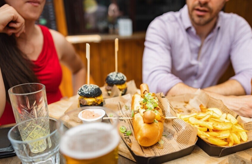 لا تجمع بين الكحول وهذه الأطعمة!.. تحذيرات صحية مهمة