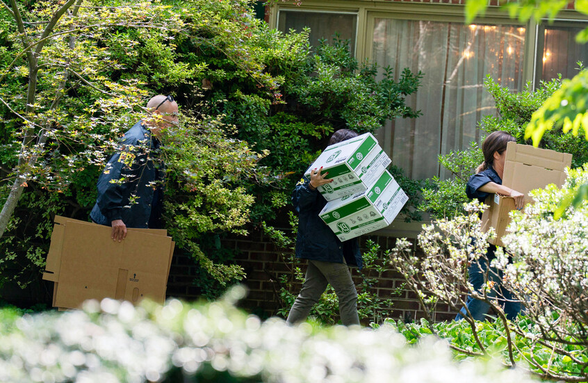 ترامب يعلق على اقتحام قوات الـ"FBI" منزل مستشاره السابق للأمن القومي (صور)