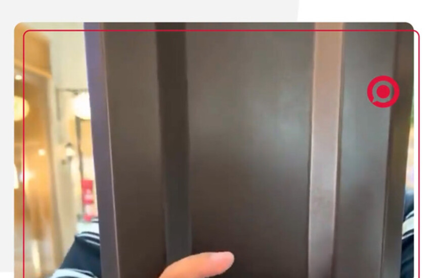 رجل ينجح في حل مكعب "روبيك" بعد التلاعب به دون النظر إليه