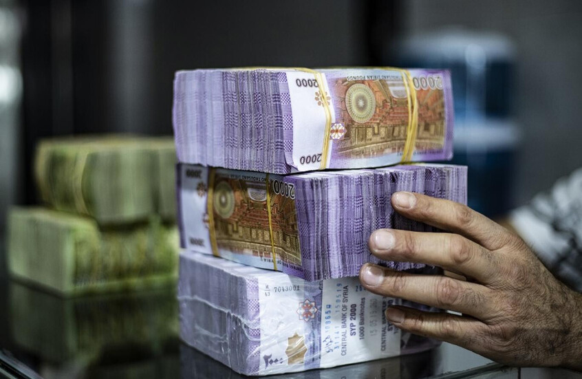 الليرة السورية تشهد المزيد من التراجع .. ما علاقة ذلك بزيادة الرواتب؟