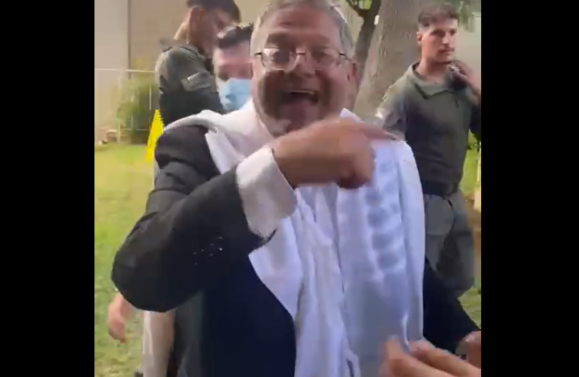 مراسلتنا: ناشطون يعترضون طريق بن غفير ويرفعون صور الأسرى في غزة