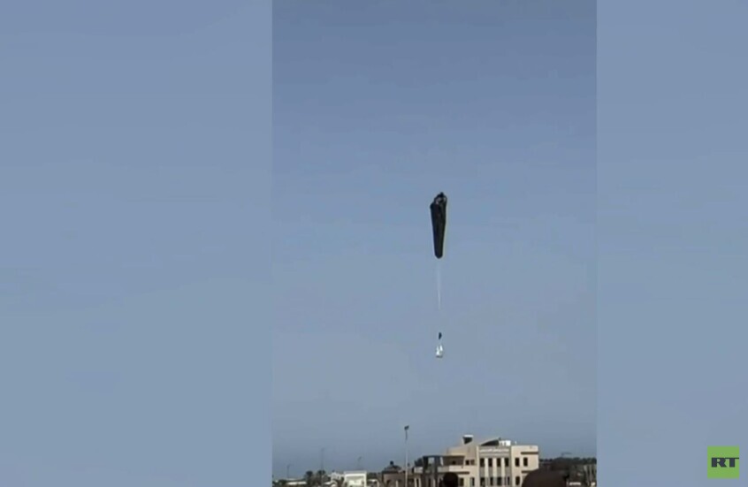 قطاع غزة.. سقوط صندوق مساعدات جوي على إحدى البنايات