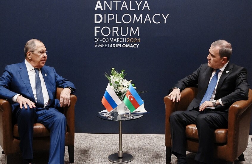 لافروف يبحث مع نظيره الأذربيجاني العلاقات الثنائية ومسائل الأمن الإقليمي والدولي