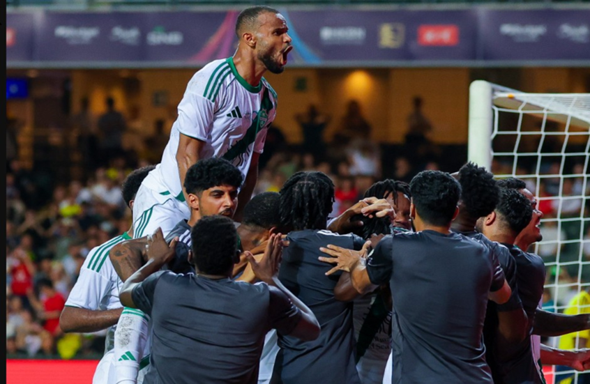 الأهلي يهزم النصر ويتوج بكأس السوبر السعودي (فيديو)