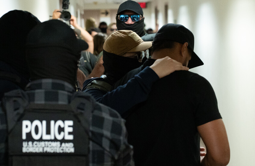 المدعية العامة الأمريكية تطالب رؤساء البلديات وحكام الولايات بالتخلي عن سياسات حماية المهاجرين