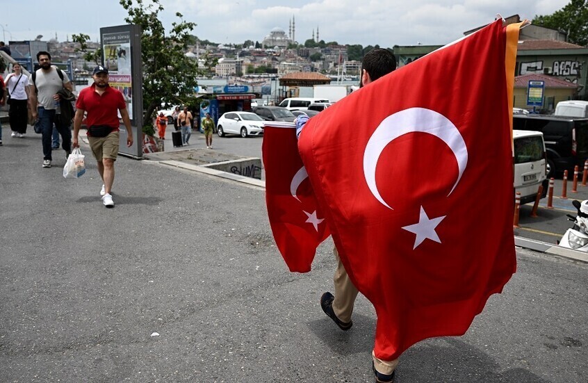 تركيا.. سائحة مهددة بالسجن بعد رقصها على سارية العلم الوطني (فيديو)