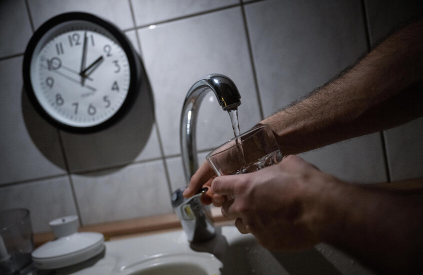 حالة طبية مستعصية.. شاب بريطاني لم يغمض له جفن منذ عامين (صور)