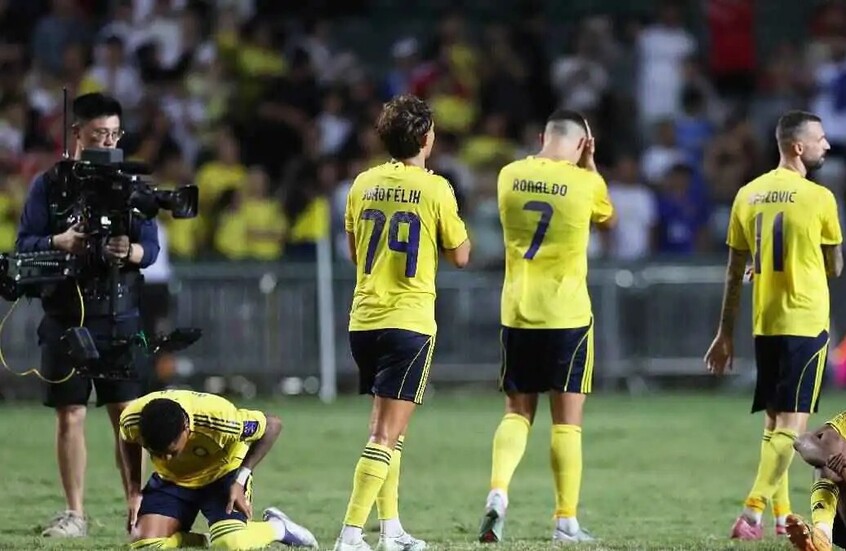 رد فعل مفاجئ من رونالدو أثناء تتويج الأهلي بكأس السوبر (فيديو)