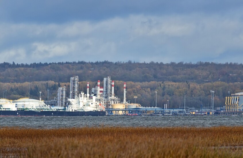 إسقاط 10 مسيرات فوق ميناء أوست لوغا قرب بطرسبورغ واندلاع حريق في محطة لمعالجة مكثفات الغاز