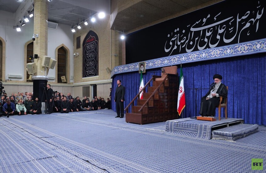 خامنئي يدعو الإيرانيين إلى دعم بزشكيان