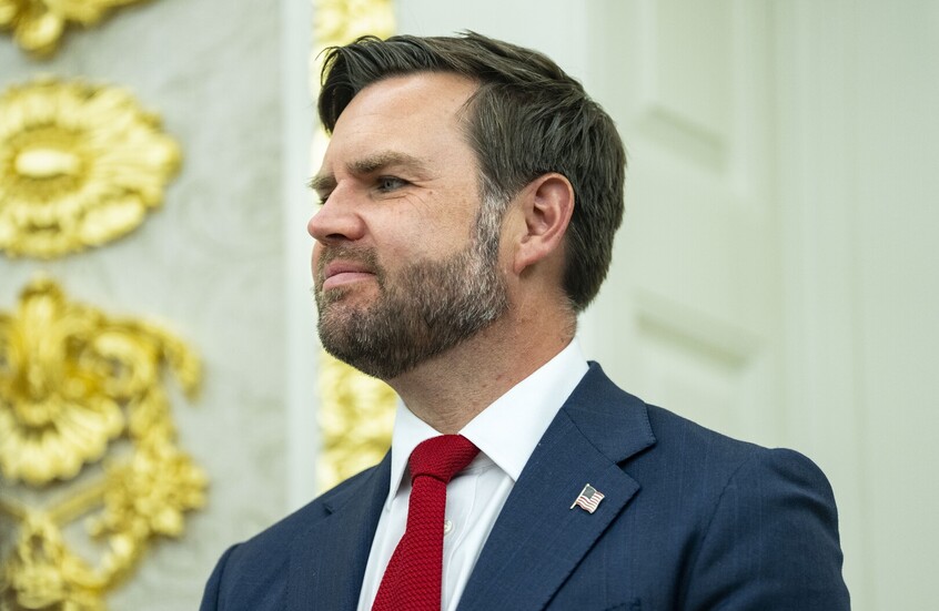 نائب الرئيس الأمريكي يوضح موقف واشنطن من إرسال قواتها إلى أوكرانيا