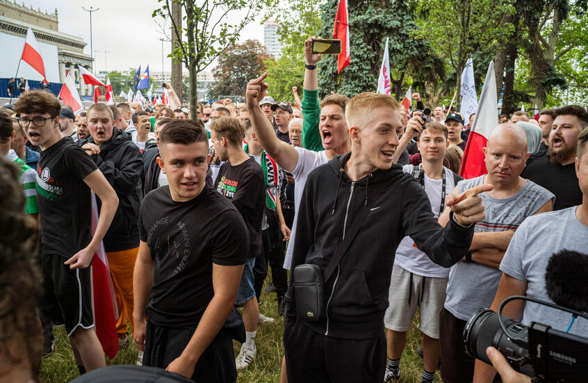 مواطنون بولنديون ينظمون مظاهرة مناهضة للهجرة وسط وارسو