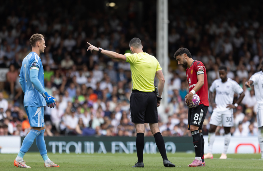 واقعة غير مألوفة ومكلفة.. برونو فيرنانديز يصطدم بالحكم قبل تسديد ركلة جزاء لمانشستر يونايتد (فيديو)