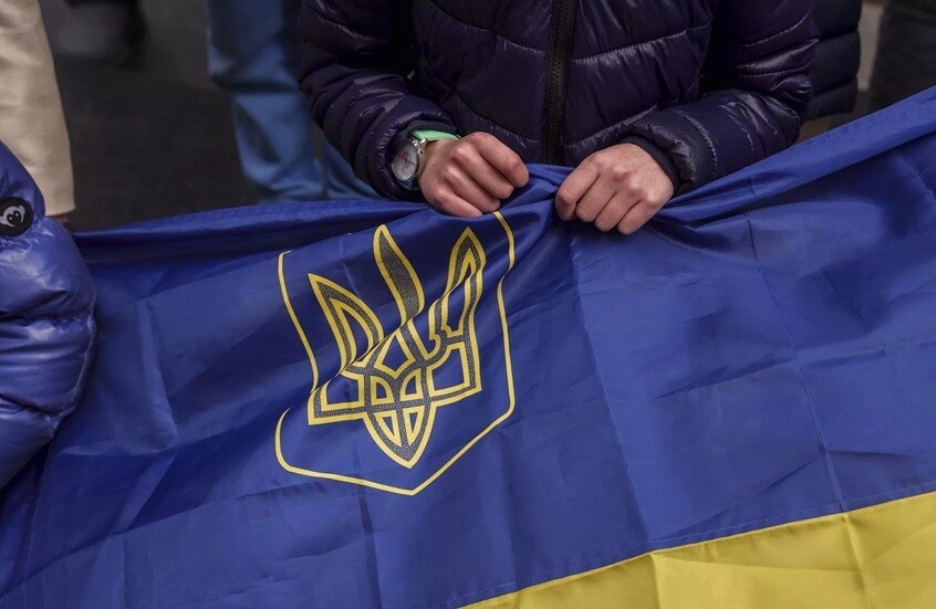 مراهقون أوكرانيون يرفعون علم ألمانيا النازية في زابوروجيه