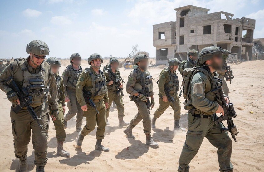 الجيش الإسرائيلي يفرج عن 13 فلسطينيا من غزة اعتقلوا خلال الحرب (فيديو)