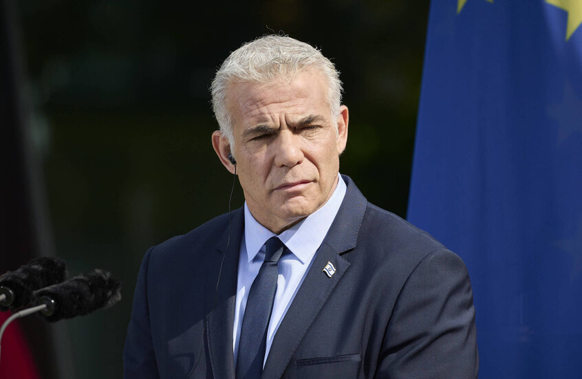 لابيد: هناك خطة وافقت عليها حماس لكن الحكومة تتلاعب والمختطفون يموتون