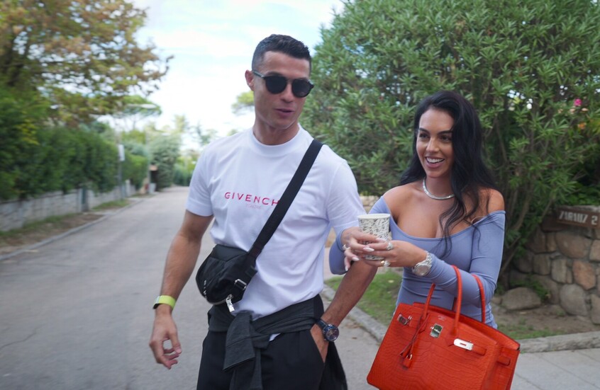 هدية "غير متوقعة" لرونالدو بمناسبة إعلان زواجه من جورجينا (فيديو)