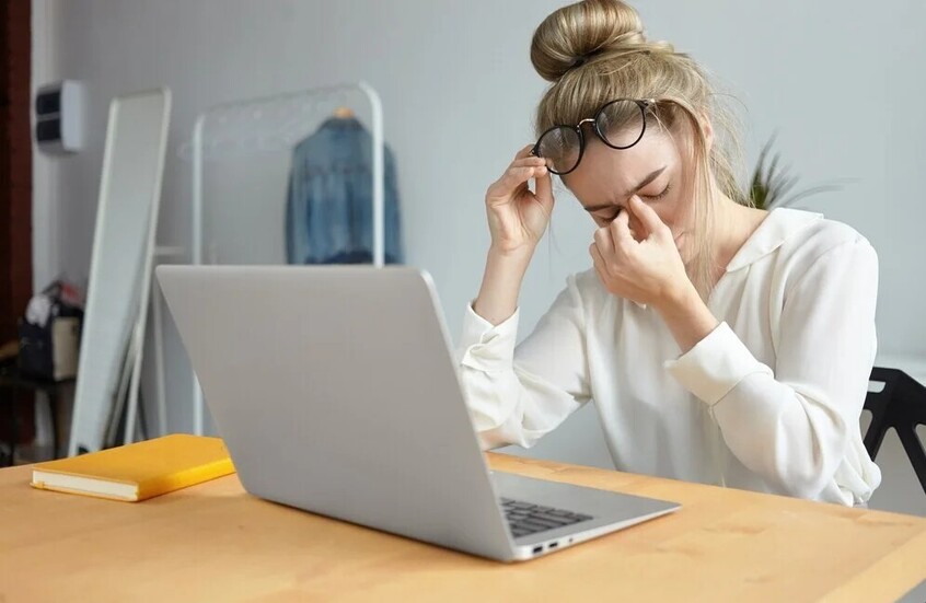 خطر الإجهاد البصري.. مدة القراءة الآمنة ونصائح لراحة العين أثناء العمل