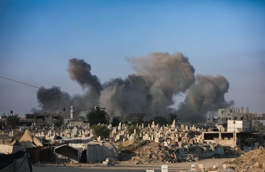 لقطات مرعبة.. لحظة استهداف صحفيين ومسعفين على الطابق العلوي لمجمع ناصر الطبي في خان يونس (فيديو)