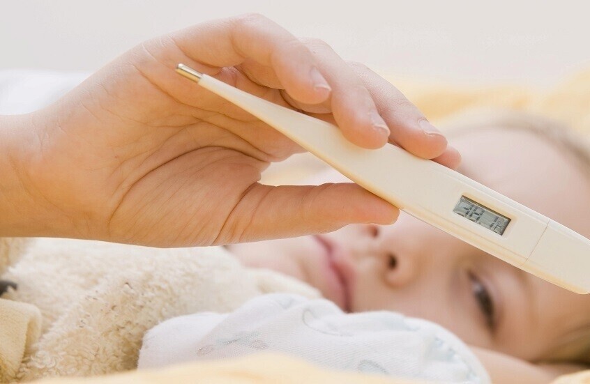 الطريقة الصحيحة لخفض درجة حرارة الطفل
