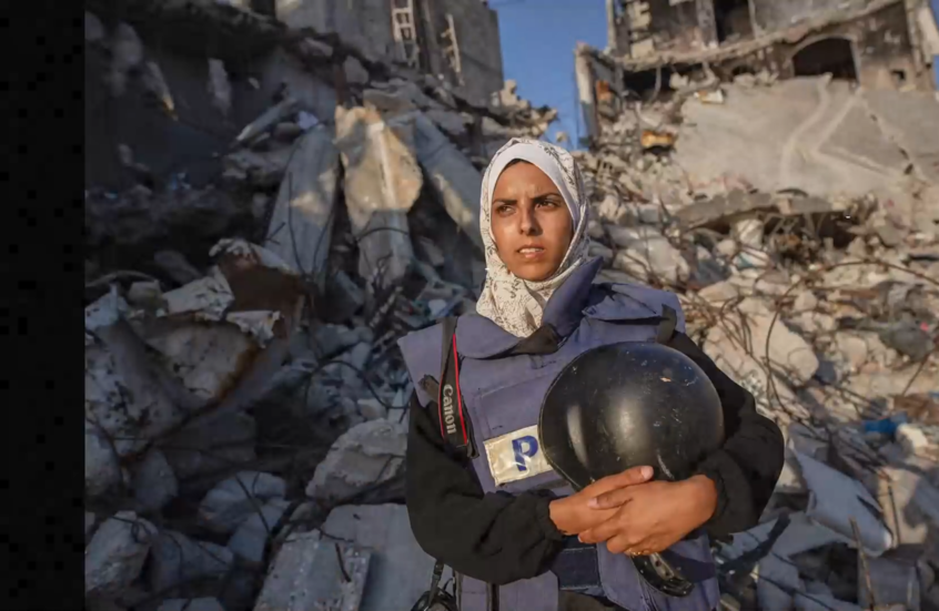 جنازة المصورة الصحفية مريم أبو دقة التي قتلت في استهداف إسرائيلي لمجمع ناصر الطبي في خان يونس