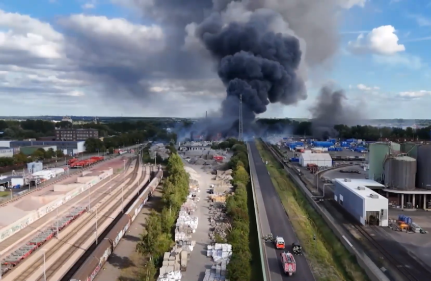 انفجارات متكررة مع حريق هائل في ميناء هامبورغ الألماني