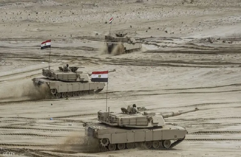 تقارير عبرية: تعزيزات عسكرية مصرية كبيرة تتجه نحو سيناء