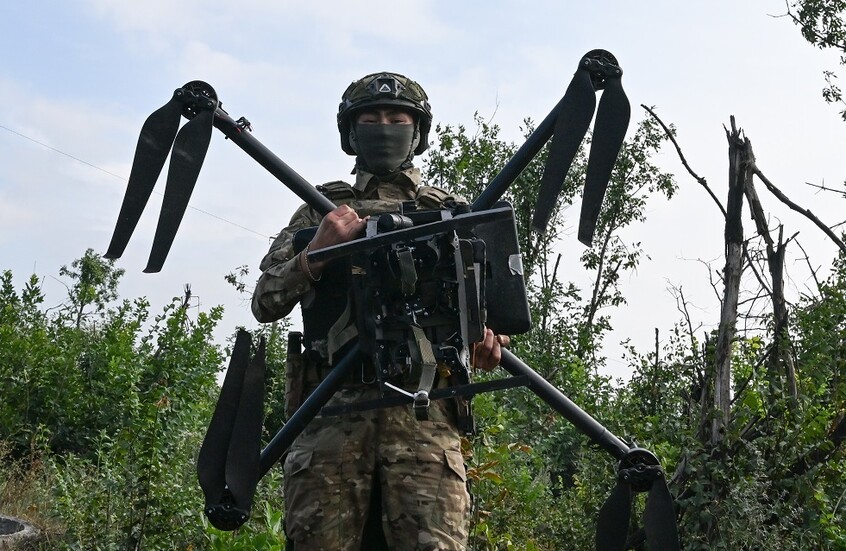 مسيرات كييف تلقي عبوات مياه وسجائر مسمومة على غابة في دونباس