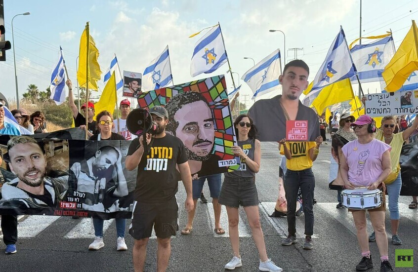 مراسلتنا: أهالي الأسرى الإسرائيليين بغزة يتظاهرون (فيديو)