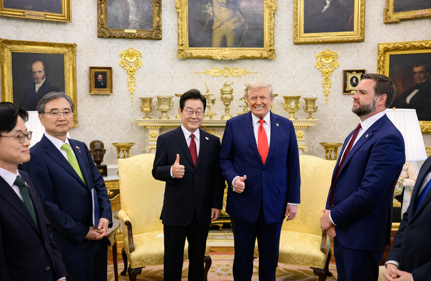 ترامب للرئيس الكوري: "هذا قلمك.. هل ستأخذه معك؟"