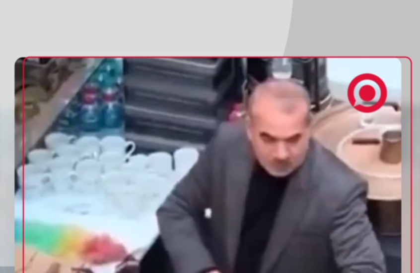 تركيا.. سائح يكشف صاحب مقهى وهو يبصق في الكؤوس