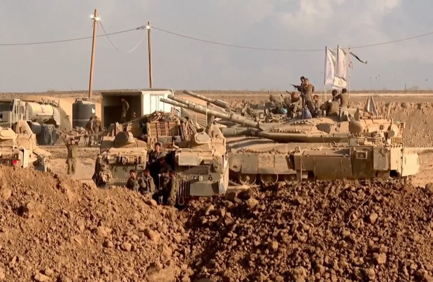 دبابات إسرائيلية على حدود غزة وسط خطط لتوسيع العمليات العسكرية