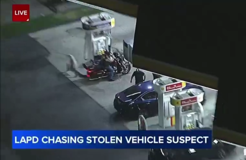 شاهد.. رجل يتوقف بسيارة مسروقة للتزود بالوقود أثناء مطاردة غريبة في لوس أنجلوس
