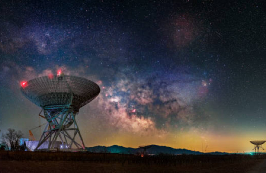 العلماء يكتشفون أصل إشارة غامضة أرسلت إلينا من الفضاء السحيق