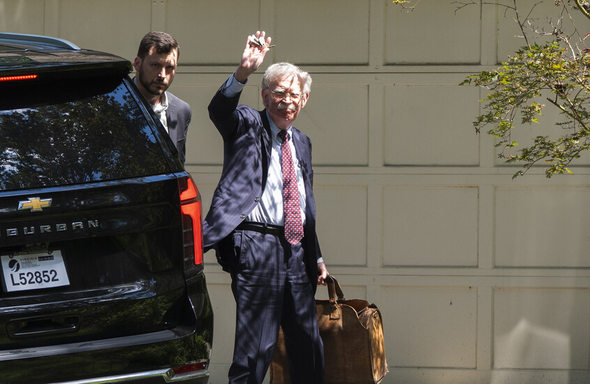 مستشار ترامب يتهم بولتون بنشر معلومات سرية