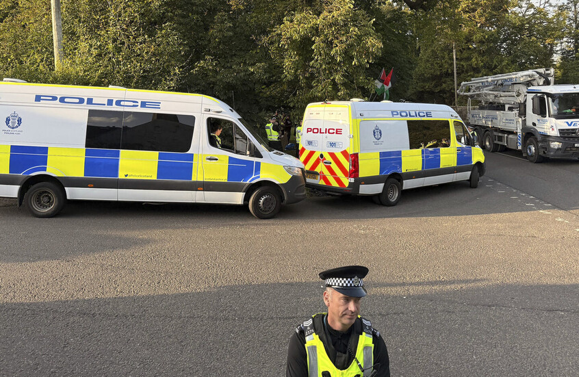 اعتقال ممثل وسيناريست بريطاني طبع على قميصه "إبادة جماعية في فلسطين.. حان وقت التحرك" (فيديو)