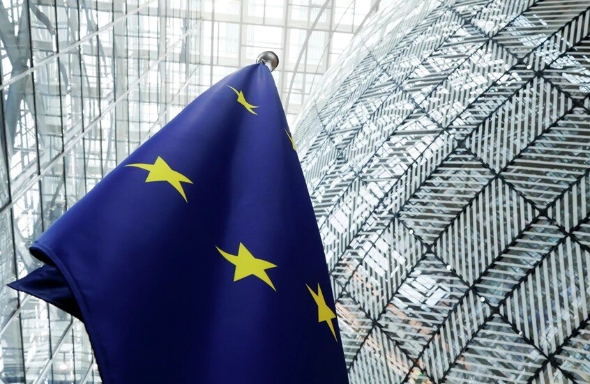 الاتحاد الأوروبي يسعى للتخلص من عبء اللاجئين الأوكرانيين عبر تسليمهم إلى مراكز التجنيد