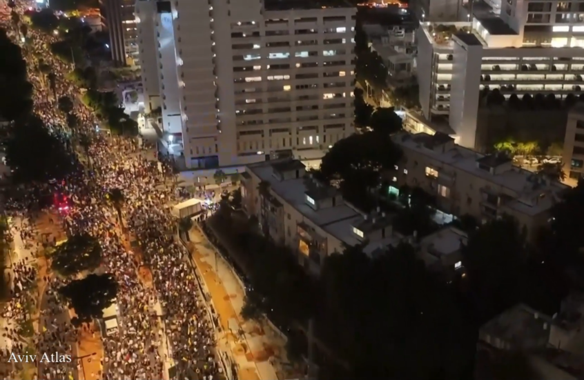 الآلاف يخرجون إلى شوارع تل أبيب في دعوة لإنهاء الحرب في غزة والموافقة على صفقة الأسرى