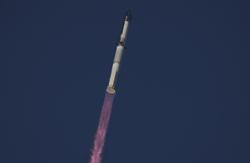 "سبيس إكس" تطلق مركبة "ستارشيب" الفضائية بعد ثلاث محاولات فاشلة