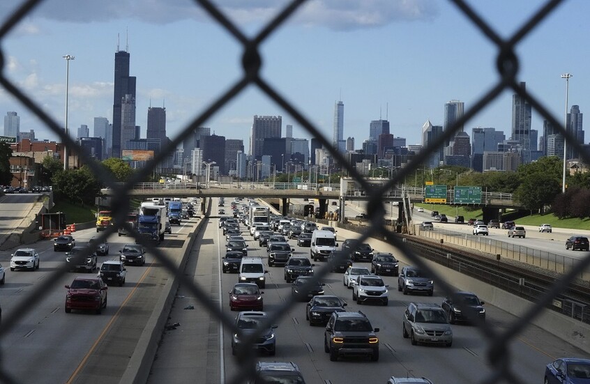 "الجريمة في شيكاغو خارج السيطرة".. ترامب يجدد تلويحه بنشر قوات عسكرية في المدينة